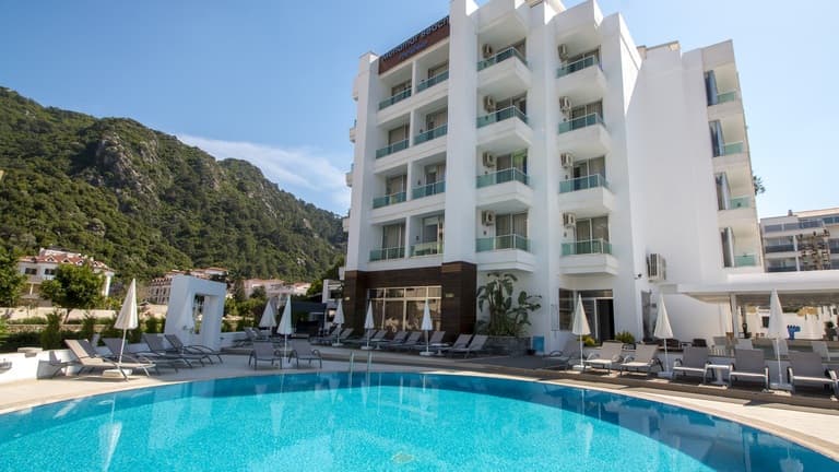 Supreme Beach Hotel (14+)