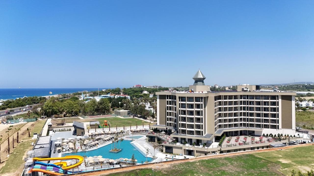 Хотел и басейн